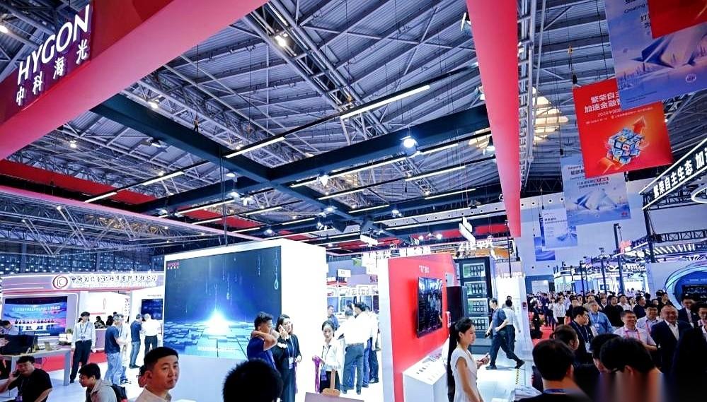 2026上海金融展，满场都在喊AI智能体，可背后却藏着个“死结”！算力、成本、