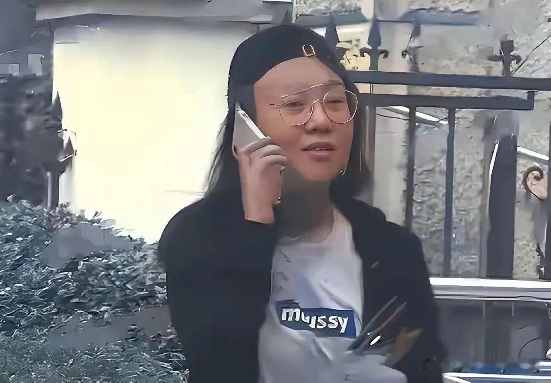 这竟然是素颜的闫妮，和晚会上看到的判若两人，法令纹，嘴角纹明显，肤色也不亮，这次不微醺了。感觉她容貌