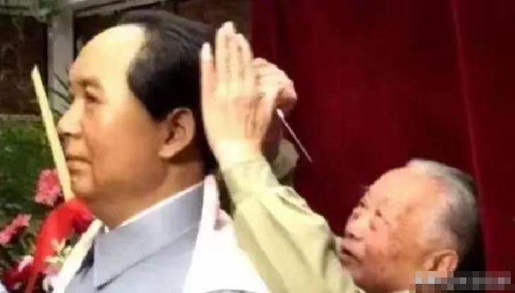 有一次，周福明给毛主席理发时，不小心把梳子挂住了头发，拽疼了主席。毛主席扭头道：