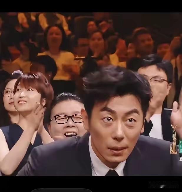金鹰奖最佳男配，给了朱亚文。旁边女演员挺激动，他站在那儿，被评论说眼里没精气神