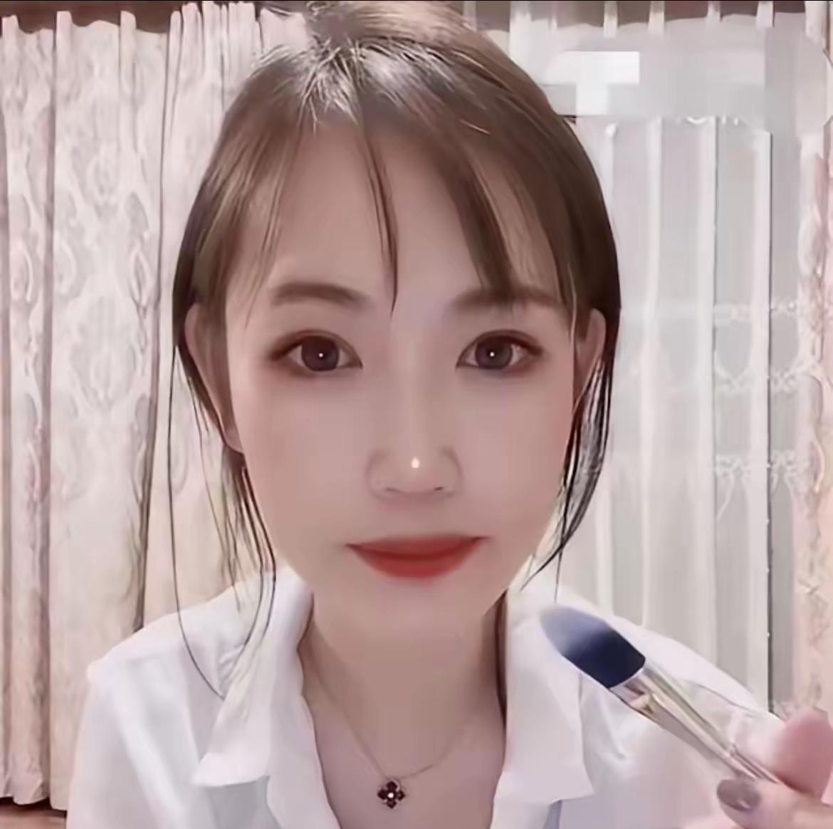 离婚7年，王宝强身边站着高挑模特，马蓉的直播间里只有她自己。王宝强被拍到和冯清