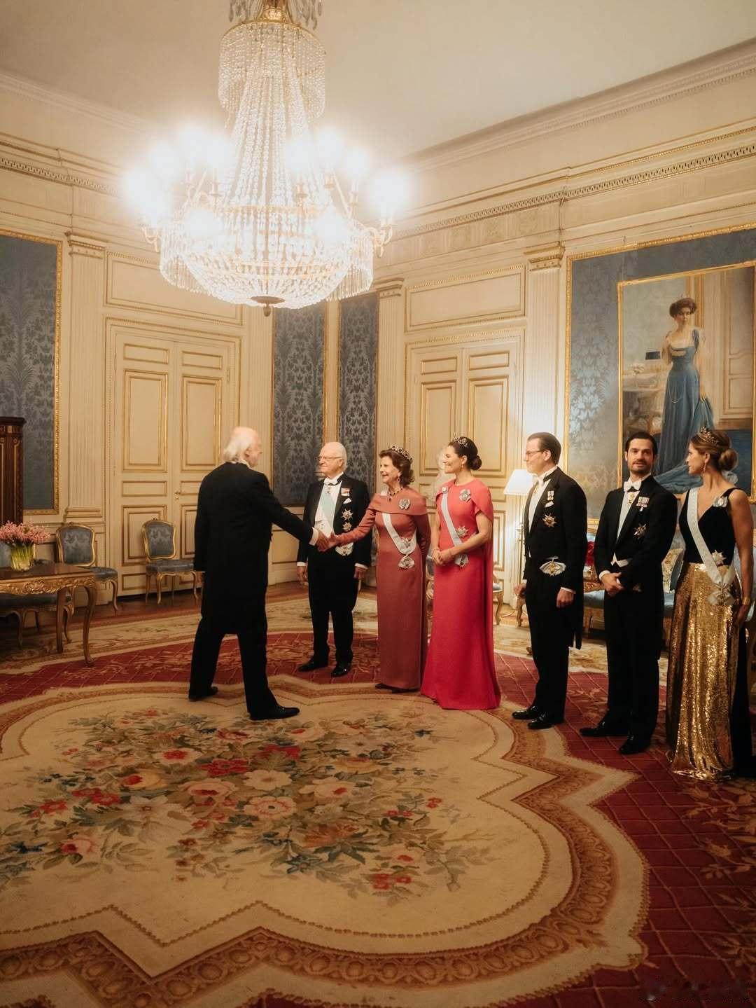 瑞典王室🇸🇪12月11日，卡尔十六世·古斯塔夫国王在王宫为2025年度诺贝