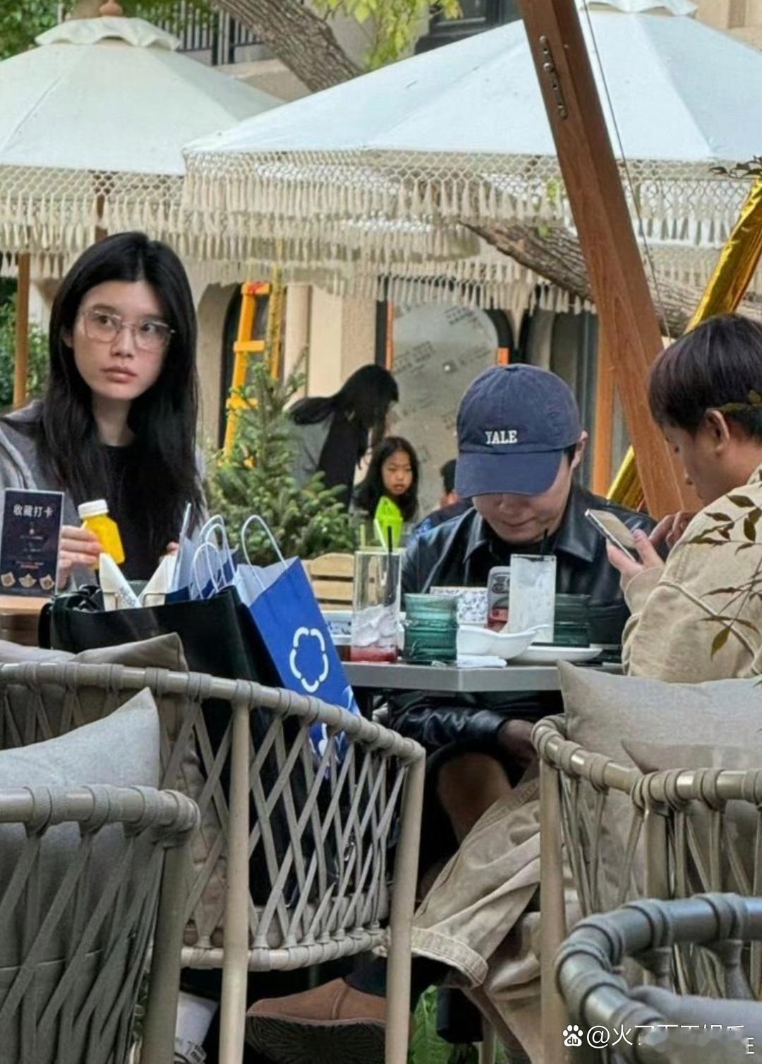 37岁奚梦瑶在上海华山路一家餐厅吃饭被偶遇，她现实中真人太美了，皮肤超好，身材又