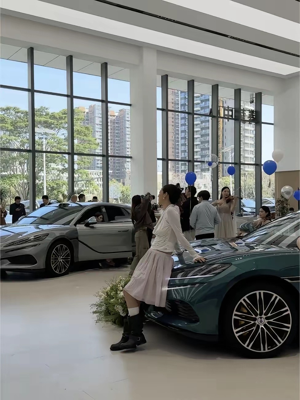 当我在交付现场第一眼看到腾势Z9GT真车的时候，说句实话，真车比图片好看多了。没