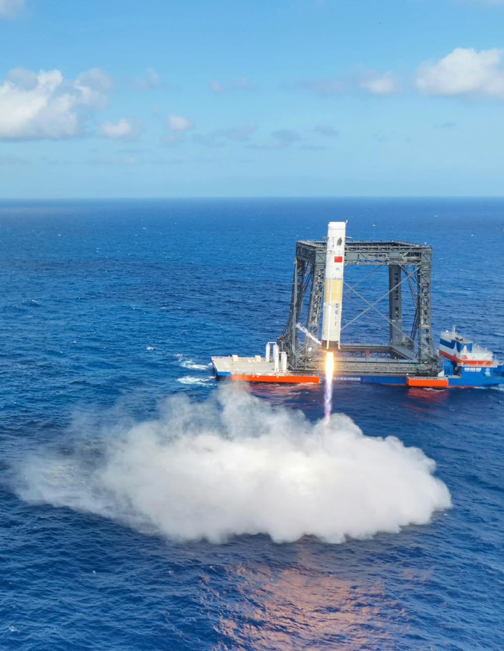 长征十号甲试验箭溅落画面！太稳了！我国可回收火箭的发展又前进了一步，这一次的