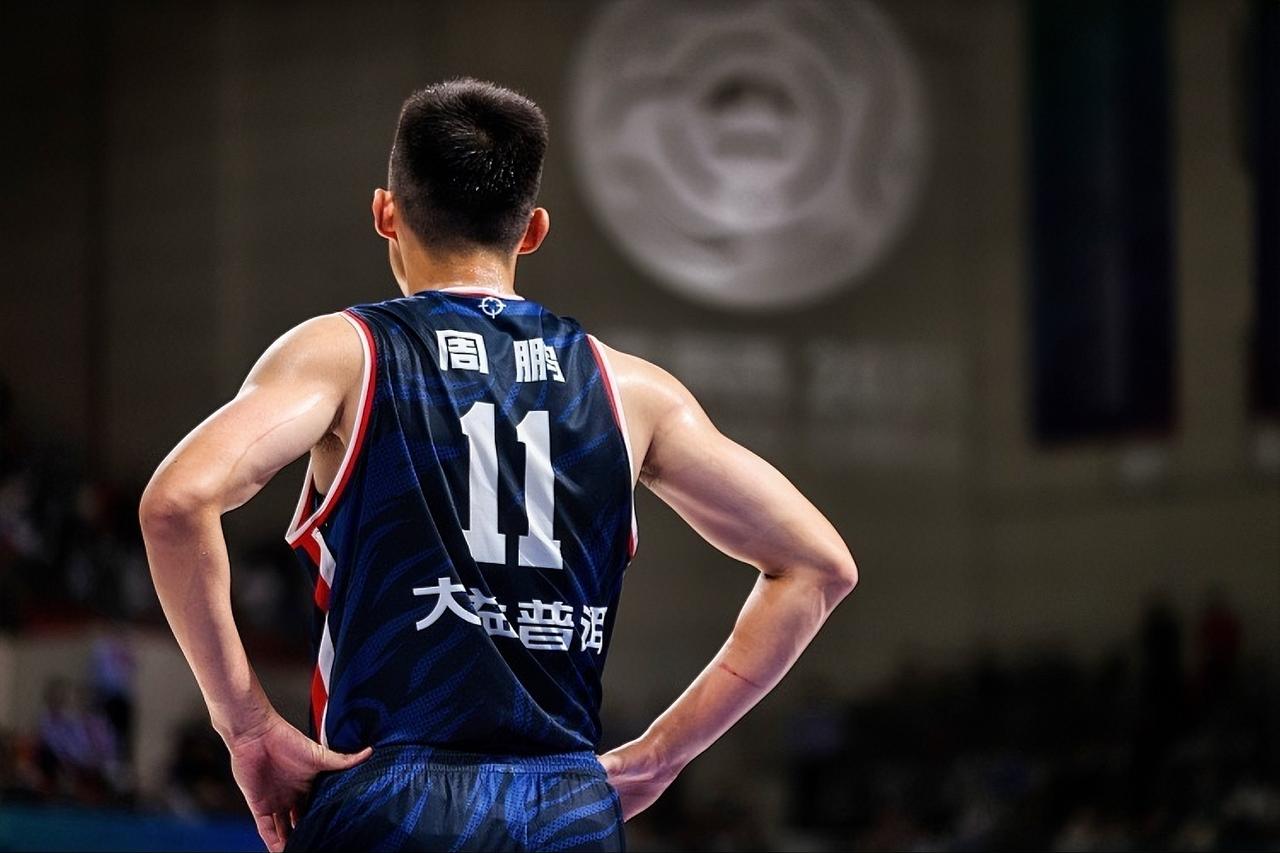 贺希宁：周队，8中5，效率挺高啊！还是这个框熟悉对吧？？？周鹏：回到主场手感还