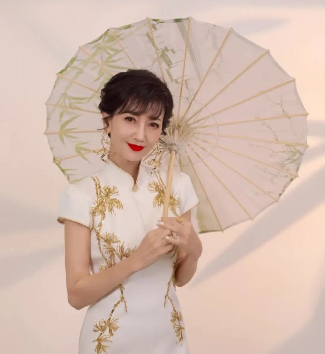 奉劝大家一句，不要再被赵雅芝骗了，她这个人在娱乐圈红了大半辈子，一点也不