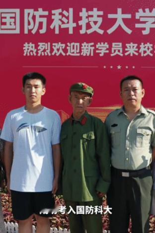泪目了！湖南长沙，爷爷跨越1400多公里送孙子去国防科大报到，一见校门就红了眼眶
