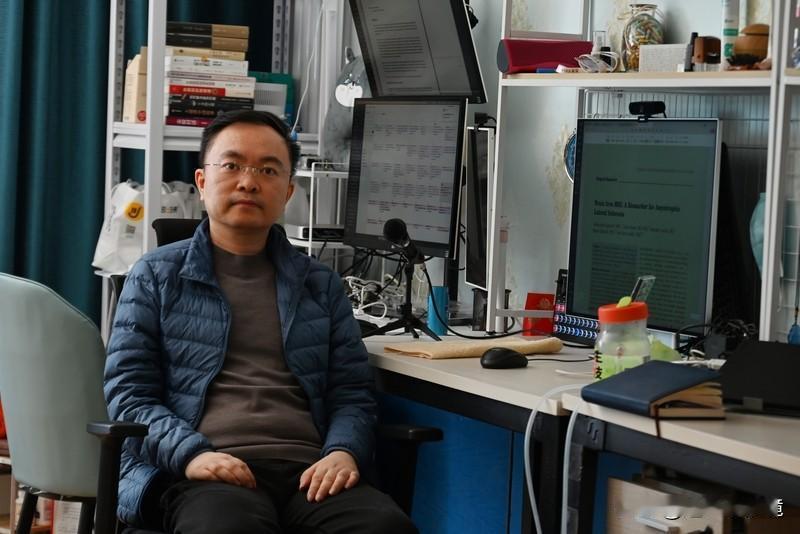 蔡磊用眼控仪100分钟回答3个问题2025年最后一天，渐冻症抗争者蔡磊团队“渐