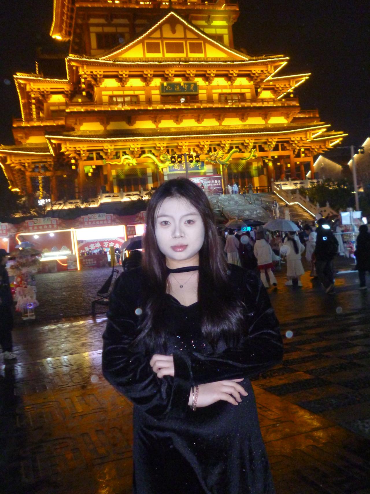 偶遇古镇，随拍几张旅行推荐官打卡小姐姐很皮人像摄影