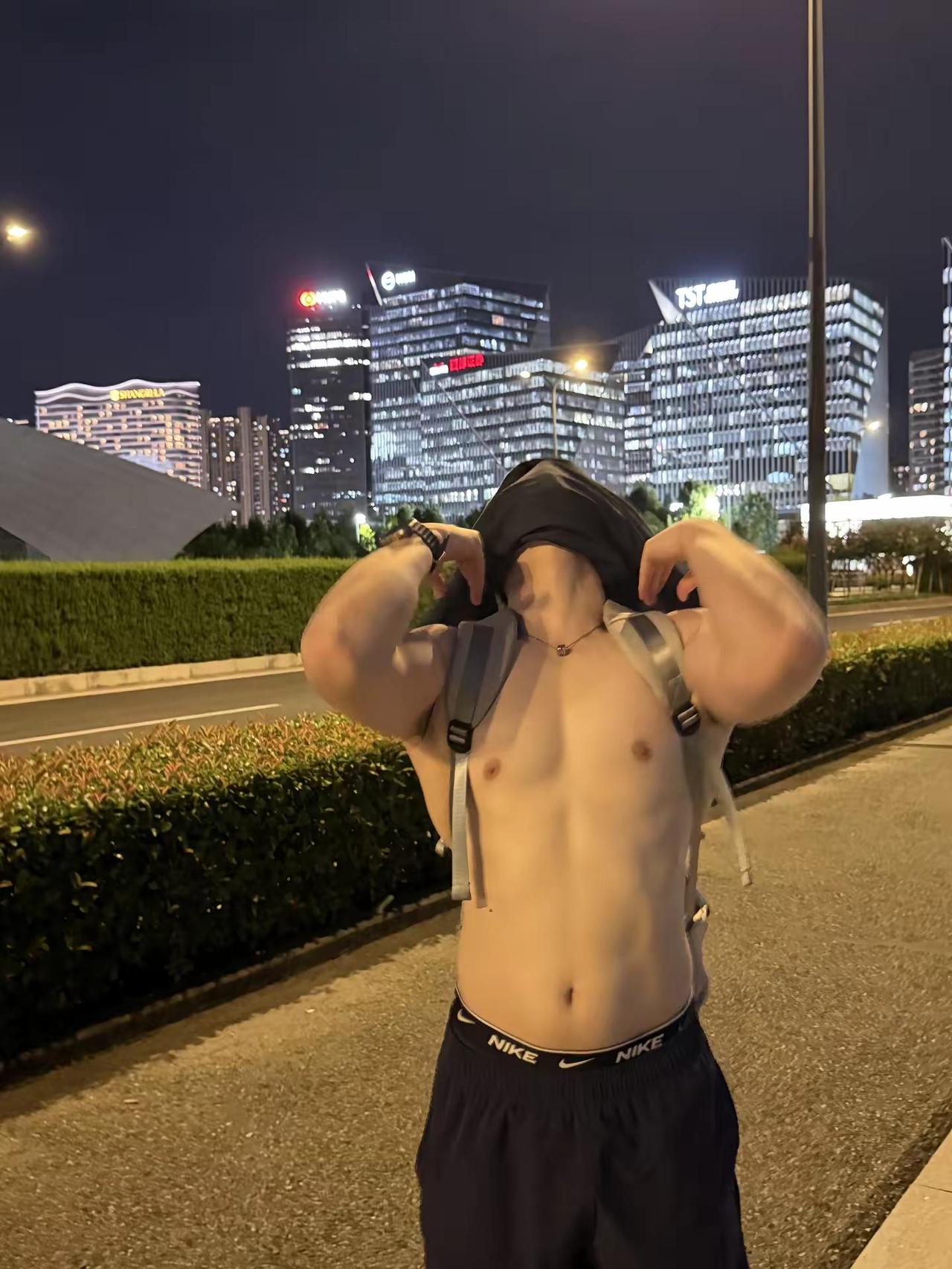 欧巴欧巴欧。脂包肌肌肉男胸肌ootd