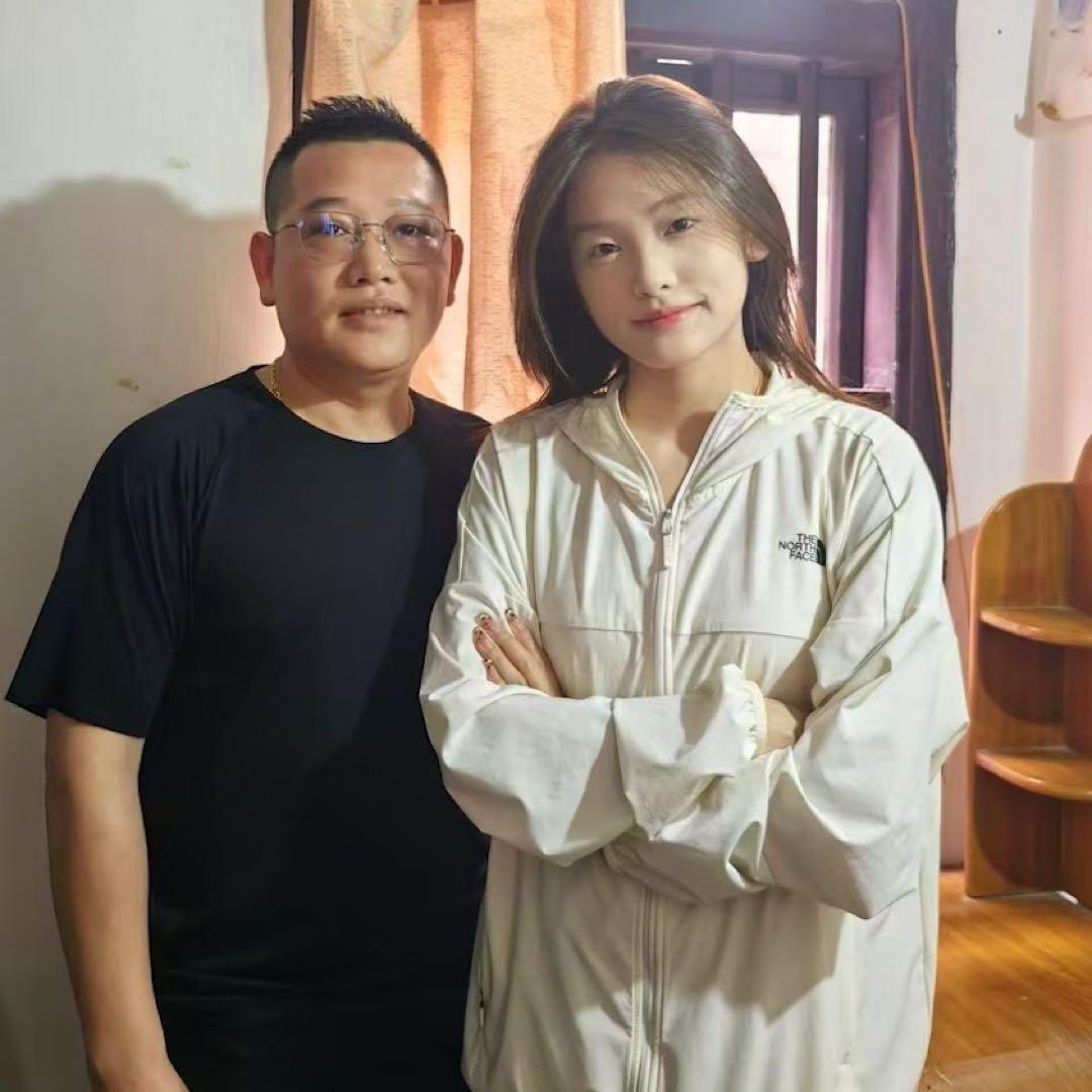 最近有个00后潮汕女孩火了，她叫姚文庆，才22岁，却帮家里卖出了12万副眼镜！这