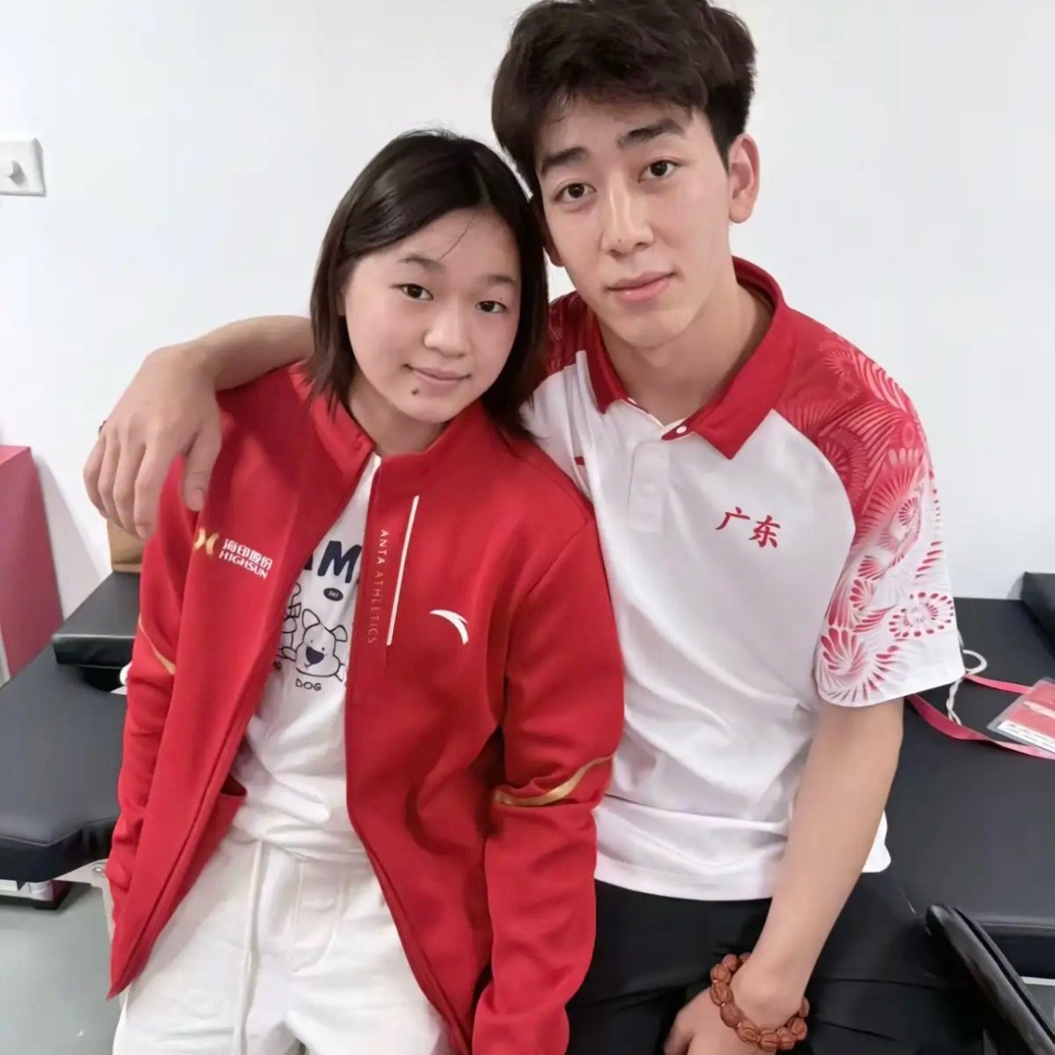 11月12日，全红婵深夜晒出自己的美照，每张照片都拍得漂亮又甜美，青春活力，活泼