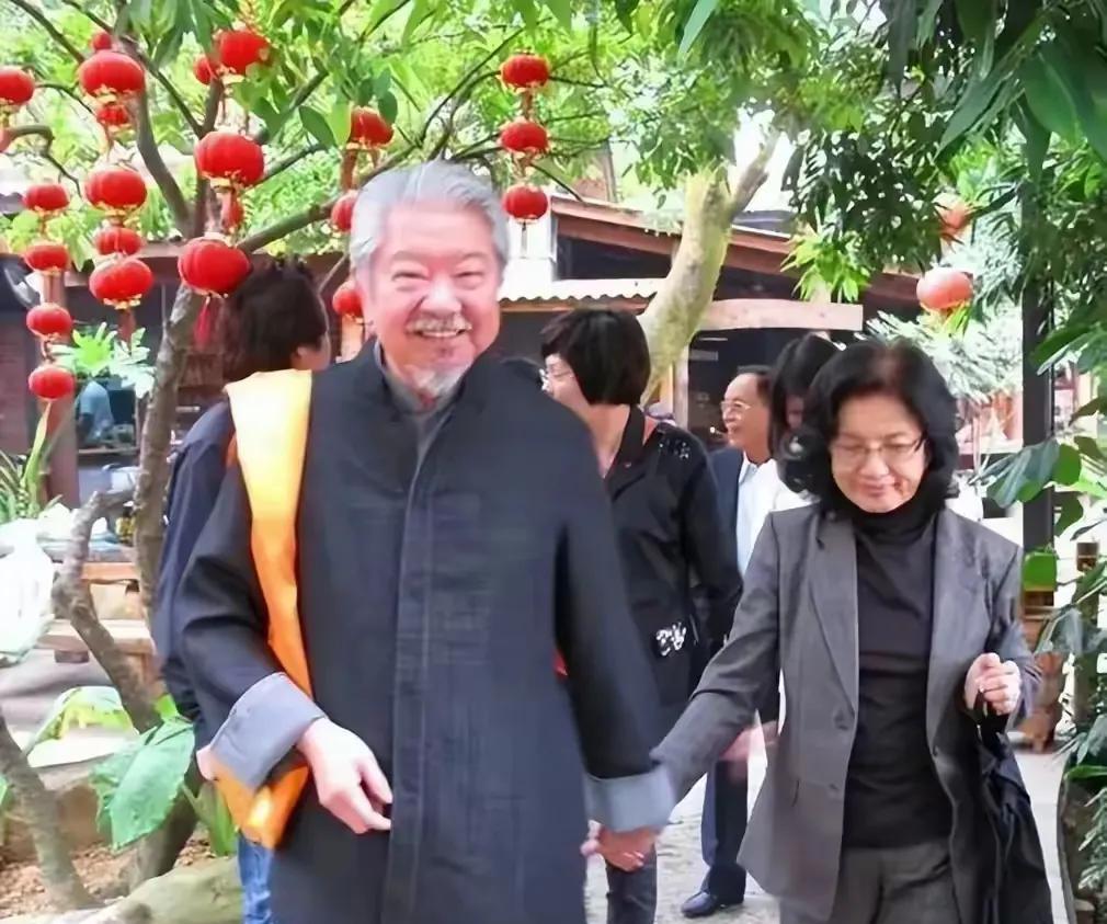 蔡澜一生无儿无女，与妻子实行开放式婚姻，互不干涉。现在两位老人80多岁都先后去世