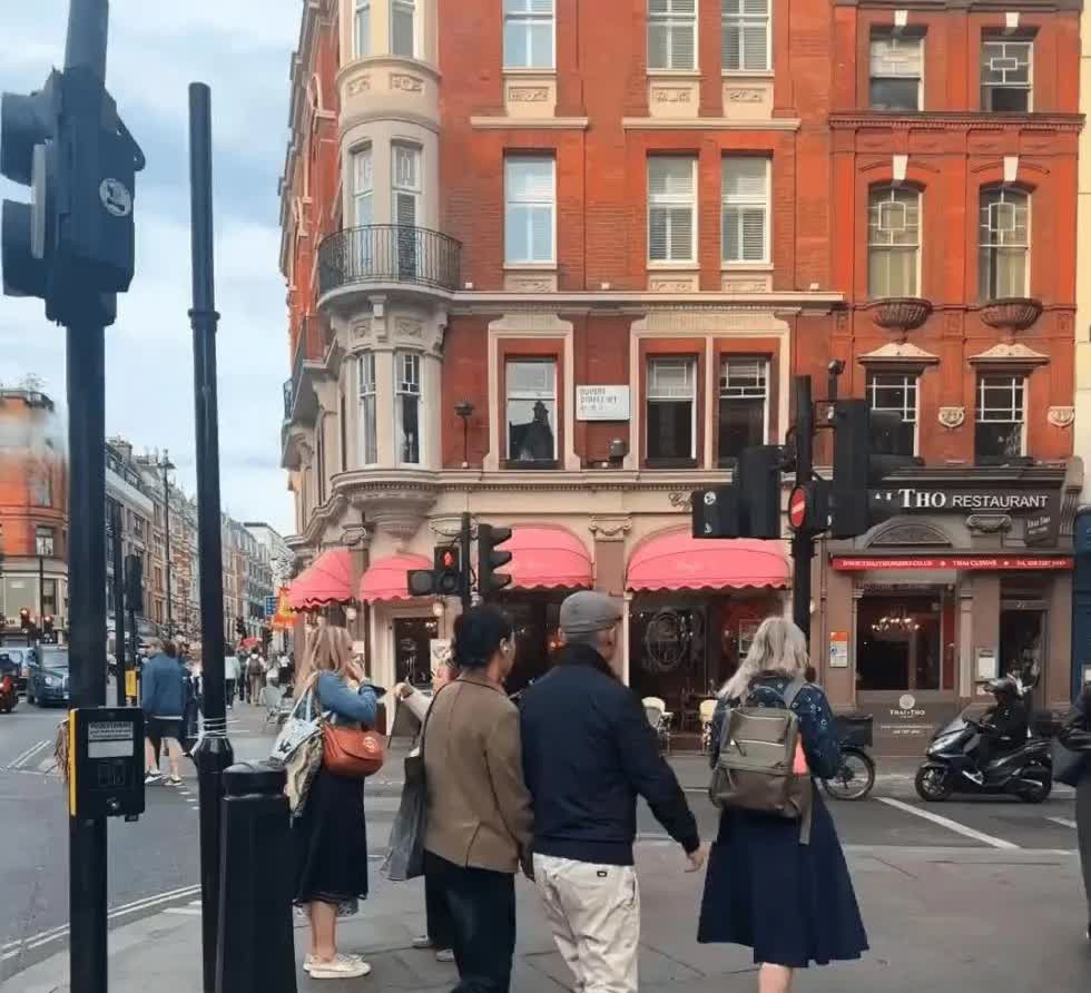 57岁的那英在伦敦街头与老公牵手逛街，身材发福，衣着朴素，背包连logo都没有，
