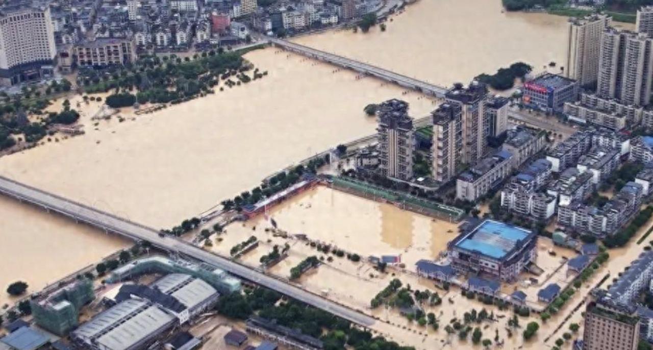 美国得克萨斯州洪水爆发，对比贵州榕江救灾后，美国网友破防：为什么我们没生活在中国