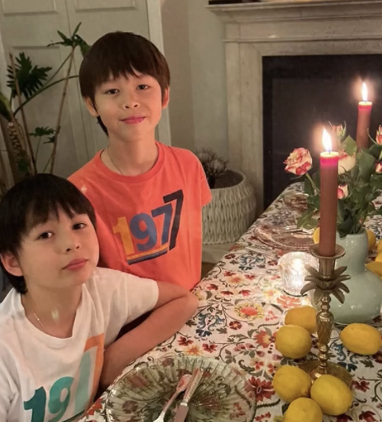 周汶锜为外籍丈夫庆生丈夫冷酷造型不变她为何如此包容？