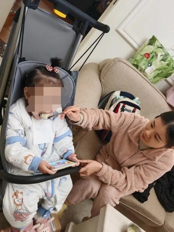 今年2月，甄星星和家人带着两岁半的女儿小怡（化名）去亲戚家看装修的新房时，女儿不