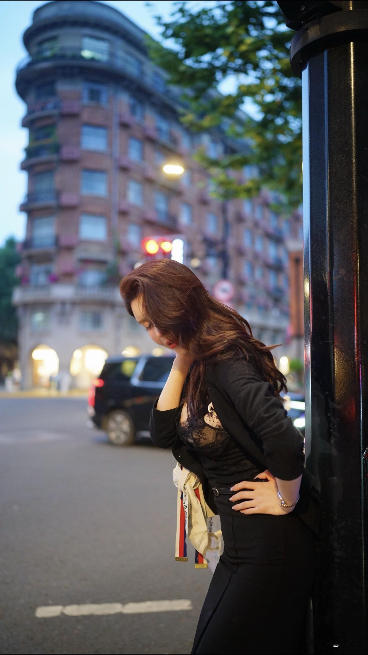 什么样的标准堪称是美女美女的气质、谈吐也很重要。像孙艺珍，温柔治愈，眼睛笑起来像