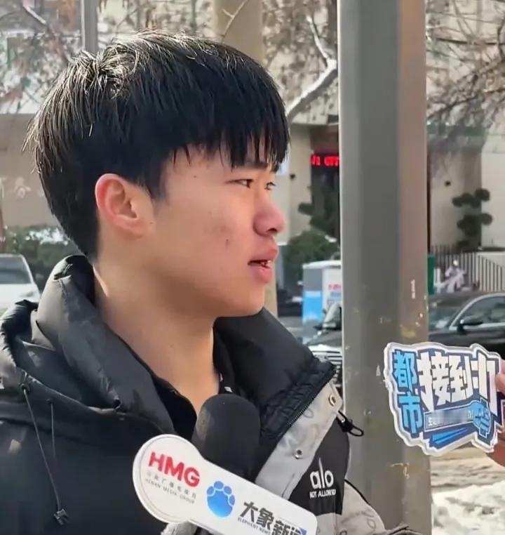 暴雪夜街头卖山药！大学生弃学救父，竟惊动全城伸援手？2026年1月郑州暴雪夜