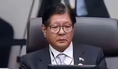 菲律宾干了件全世界没一个国家干过的事。他们直接宣布，进入紧急状态。不是因为战争，