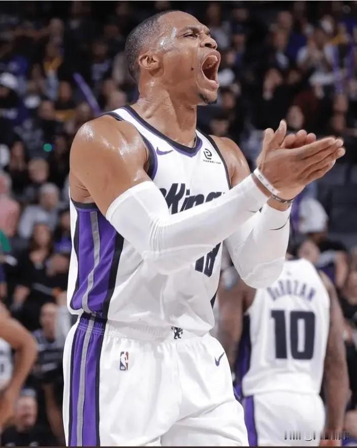 威少给勇士的年轻球员上了一课！今年休赛期看到威少跳出合同，当时所有人都在说威