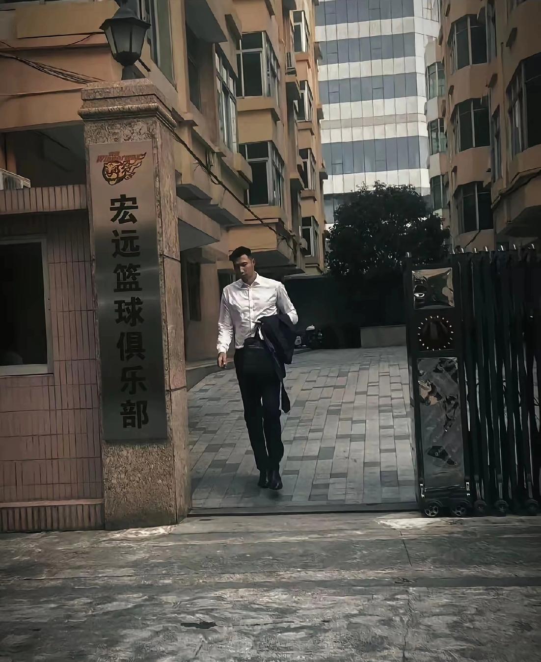 易建联要复出？近日易建联回宏远俱乐部了，不知道有什么事，还是回去逛逛而已。不