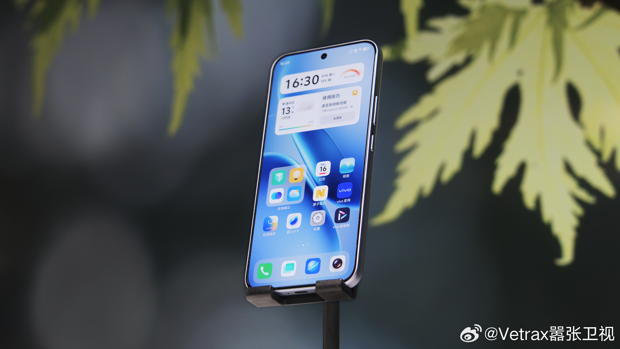 和iQOOZ11Turbo设计语言一脉相承的iQOOZ11『沧浪浮光