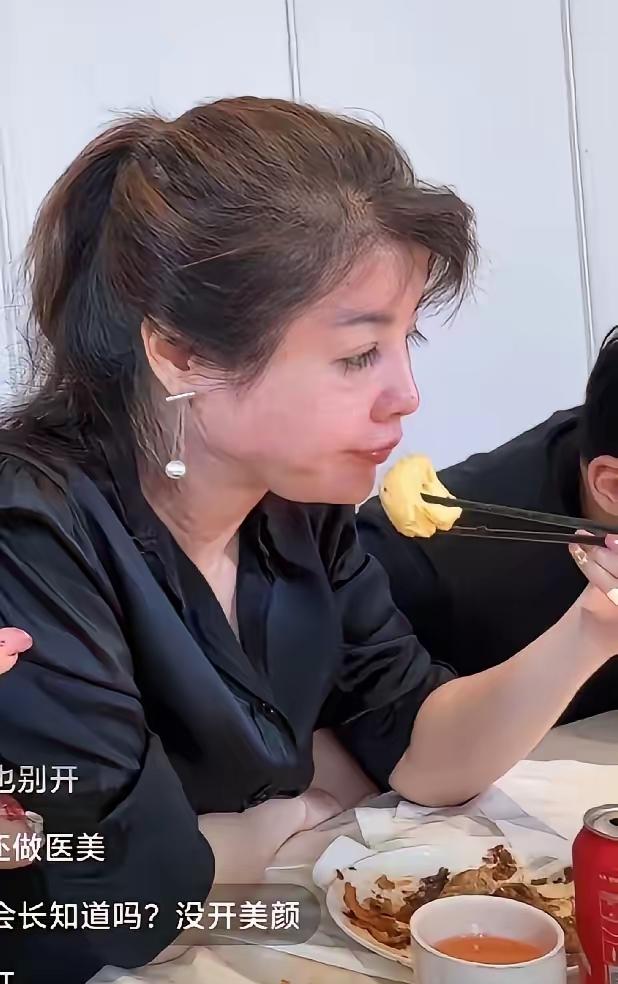 过度医美带来的反噬，离开了滤镜，皮肤松弛，鼓包，头发花白，像极了人家说的