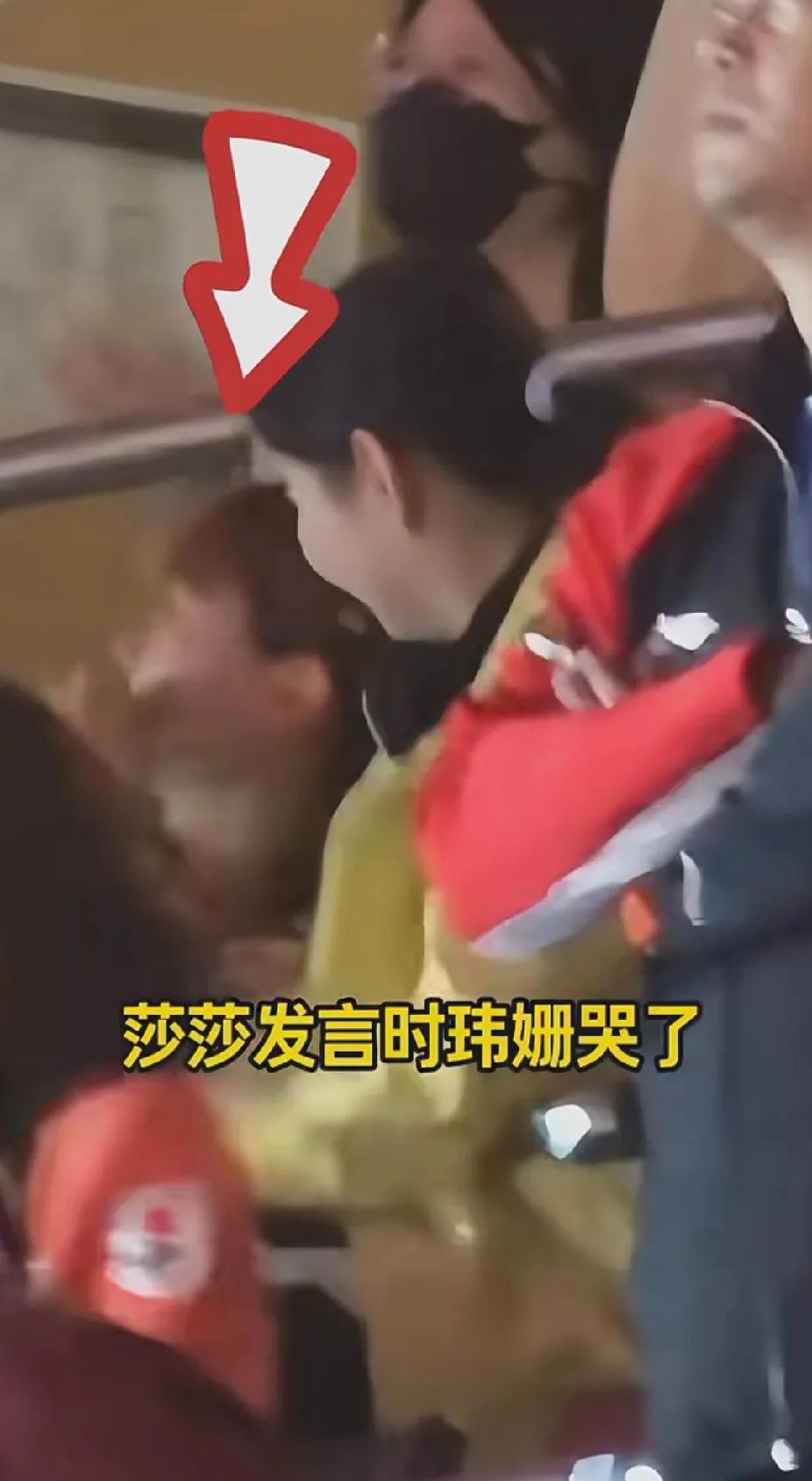 赛场荣耀，姐妹情深在赛场上拼搏的莎莎，终于迎来了荣耀时刻，捧起了那枚沉甸甸