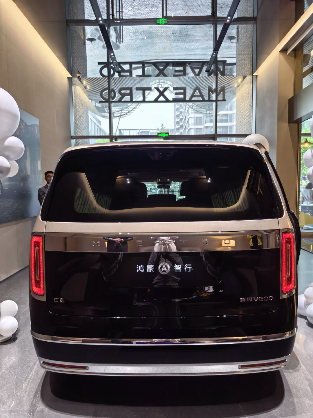 真的惊喜，没选智慧大灯的V800尾灯，也这么帅！好精致啊#尊界V800#​