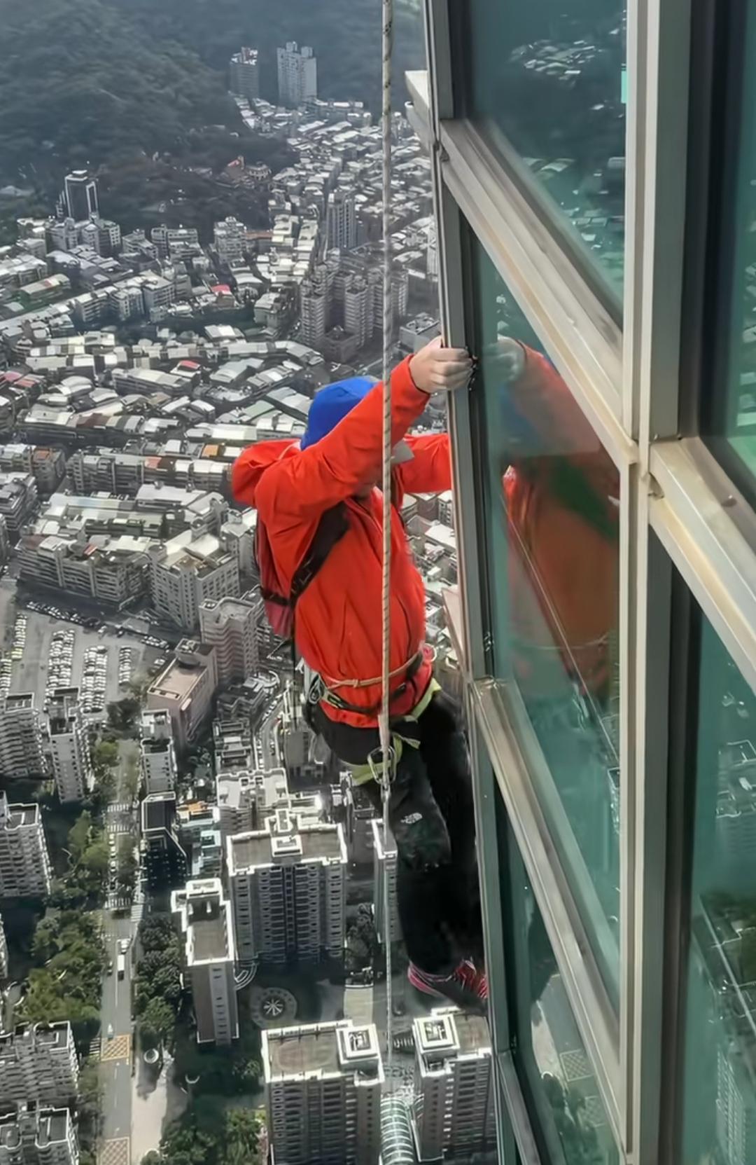 看到了吧，亚历克斯不傻，每一次无保护徒手攀蹬之前，都要在安全绳的保护下，在现场反