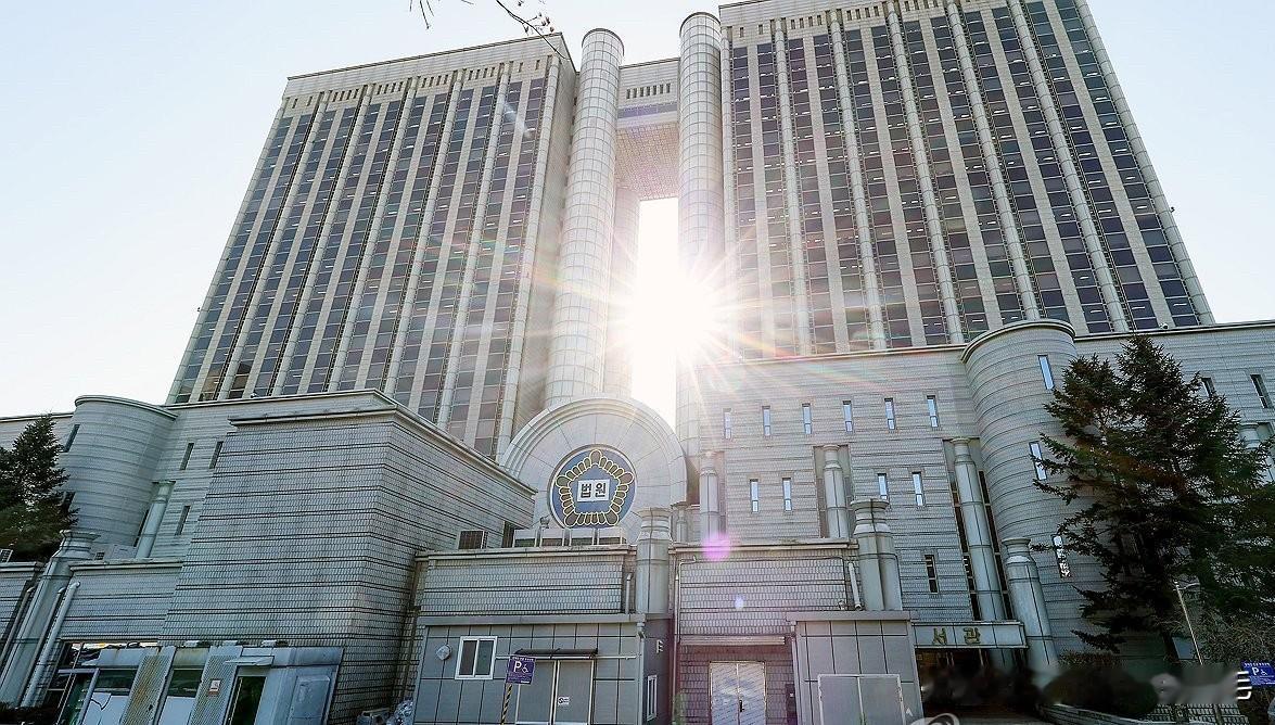 2月22日，韩国首尔高等法院宣布内乱专属审判庭将于明日正式运作，集中审理一审被判