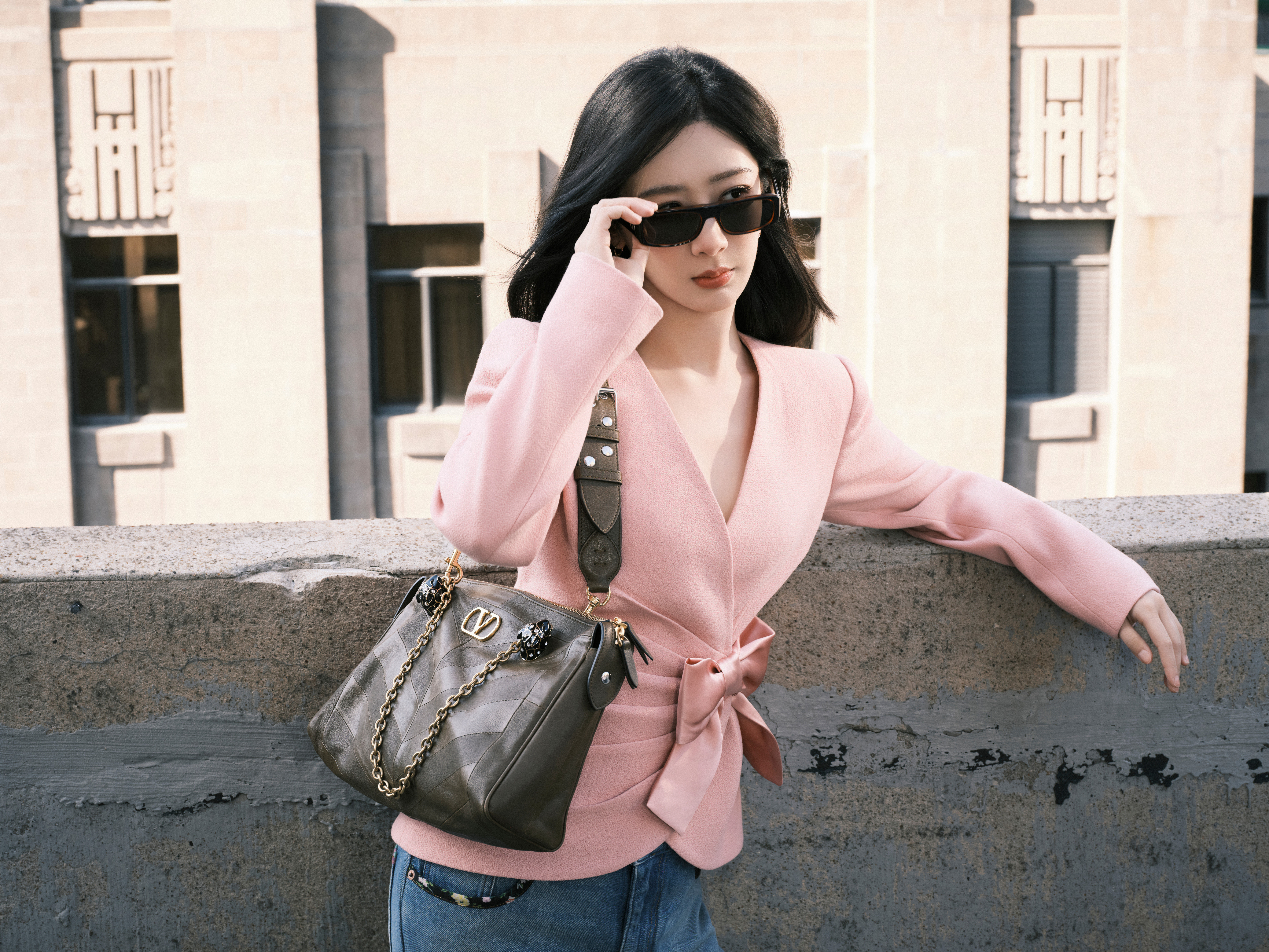 【杨紫罗马看秀OOTD】杨紫罗马看秀状态“放慢步调，循迹构想，在快与慢的时间里