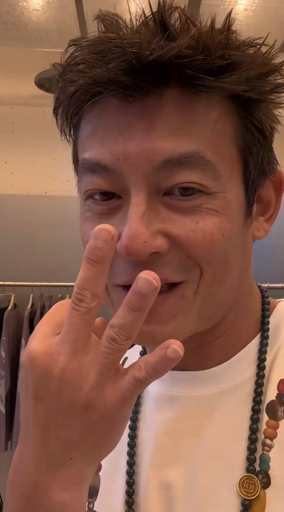 看到陈冠希手指我幻灭了，看来再帅的人也有不足之处