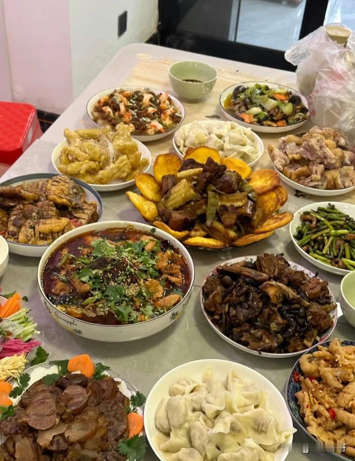 和老公去朋友家里吃饭，朋友准备了这一桌子菜，桌上还有饺子，我真的是没搞懂，什么时