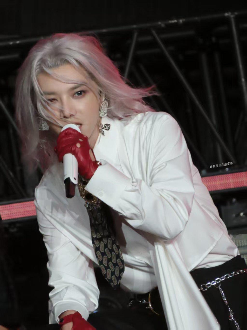 年度报告华晨宇含量极高翻开年度报告，华晨宇含量爆表！年度歌手与专辑大满贯，花花