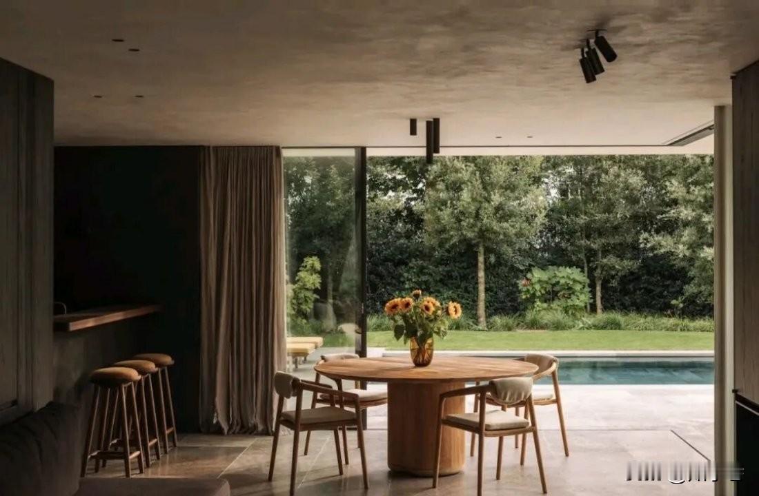 ArjaanDeFeyter设计的比利时别墅。这座别墅，宛如一颗镶嵌在自然