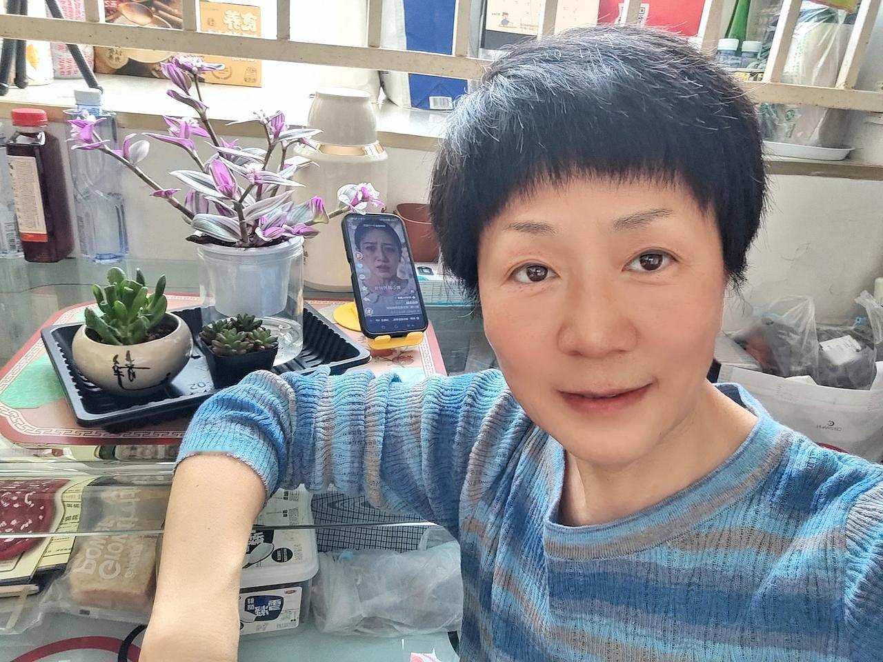 离婚前，我在小区楼下那家发廊，剪了整整十年。去年中旬还充了三百剪十次的卡，头半