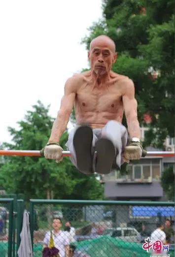 早上锻炼，一个老头全身肌肉，在单杠上活动自如。一看就是练家子。旁边几个老头羡慕