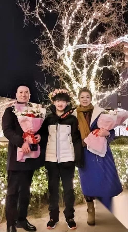 孙颖莎爸妈去北京了！猜猜为啥？竞技体育哪有“铁打的人”？高强度训练下，交