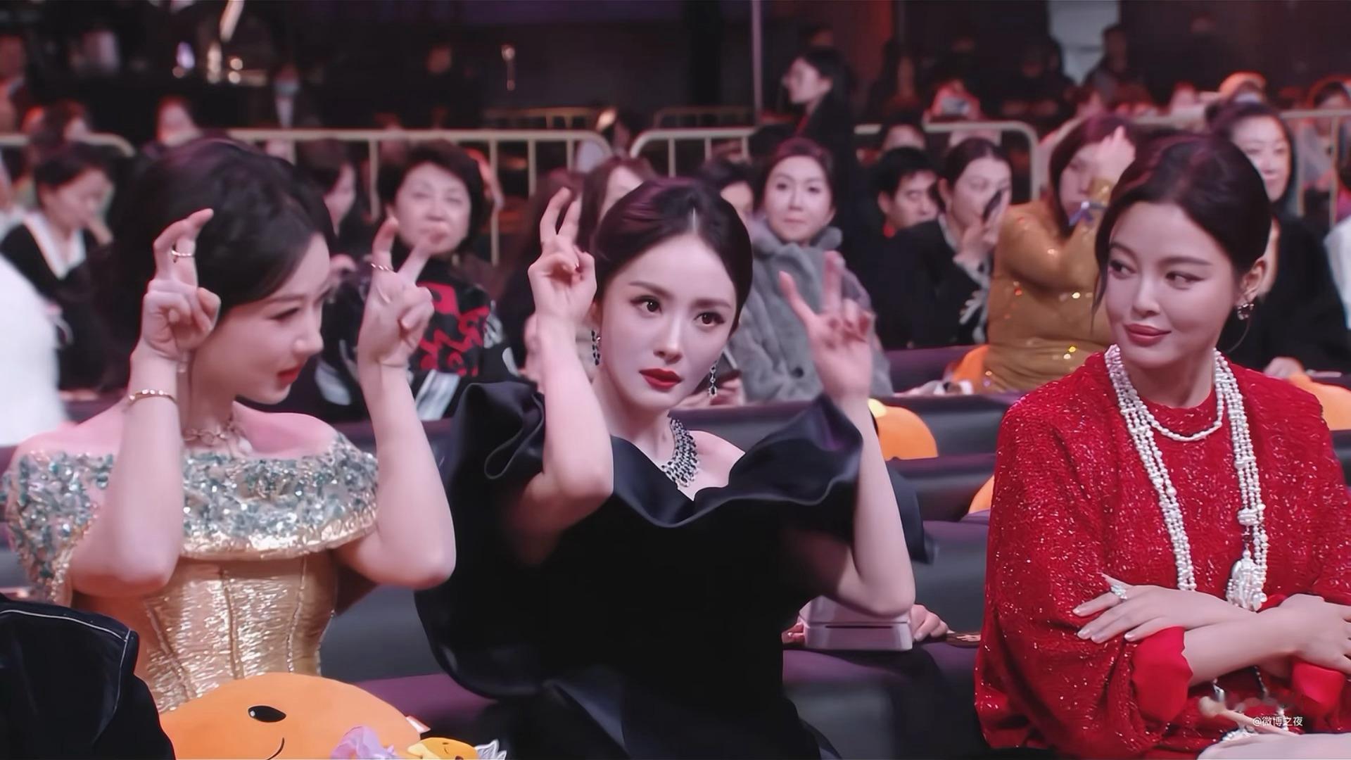 其实你们三个都很萌🐰微博之夜内场