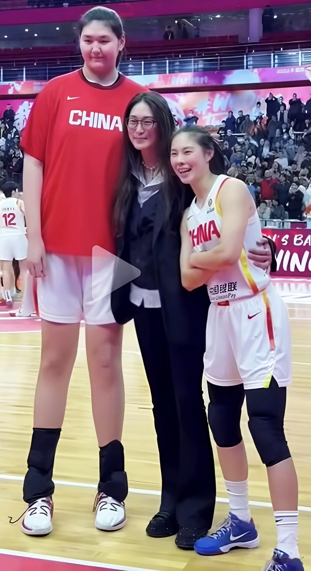 她们三个谁更厉害[捂脸哭]？左边个子最高的张子宇最年轻，国家队的希望，前途无量；