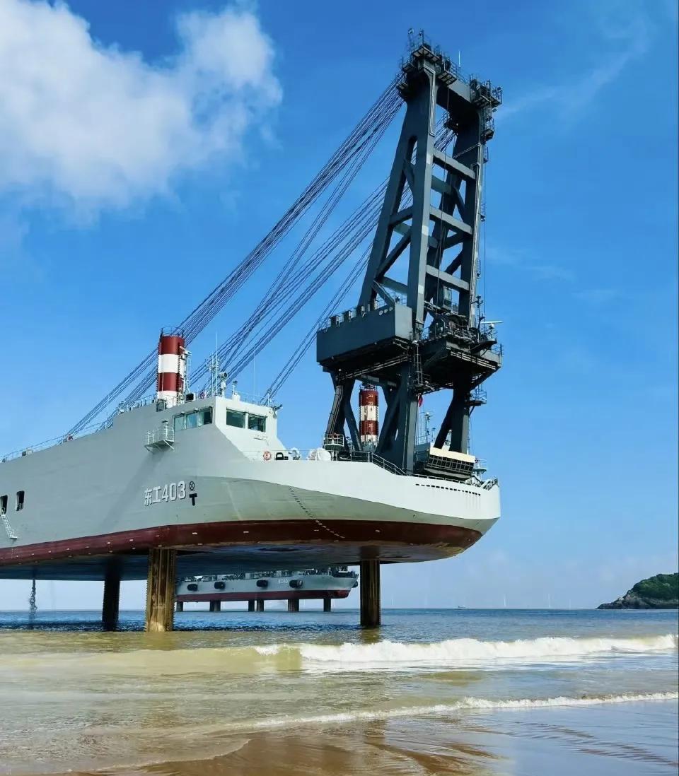 “岸舰连接器”成了海边一道美丽的风景线！蓝天碧海黄沙，感觉这应该是“海天连接器！