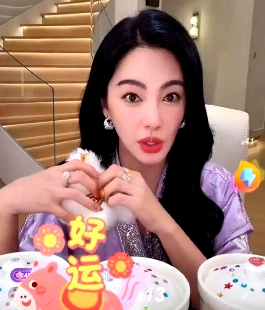 之前说699买不了一双袜子的张雨绮，最近蹲直播间卖200块的平价美妆，你刷到没。