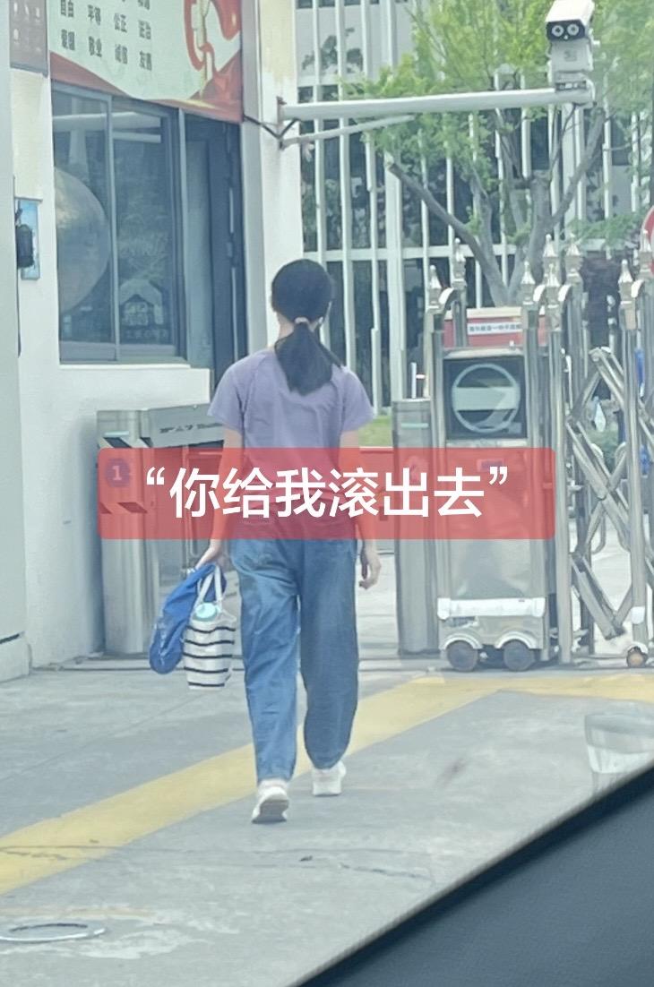 女儿，今天早上，你爸进房间找袜子。其实前后也没几分钟，可你突然很大声地说
