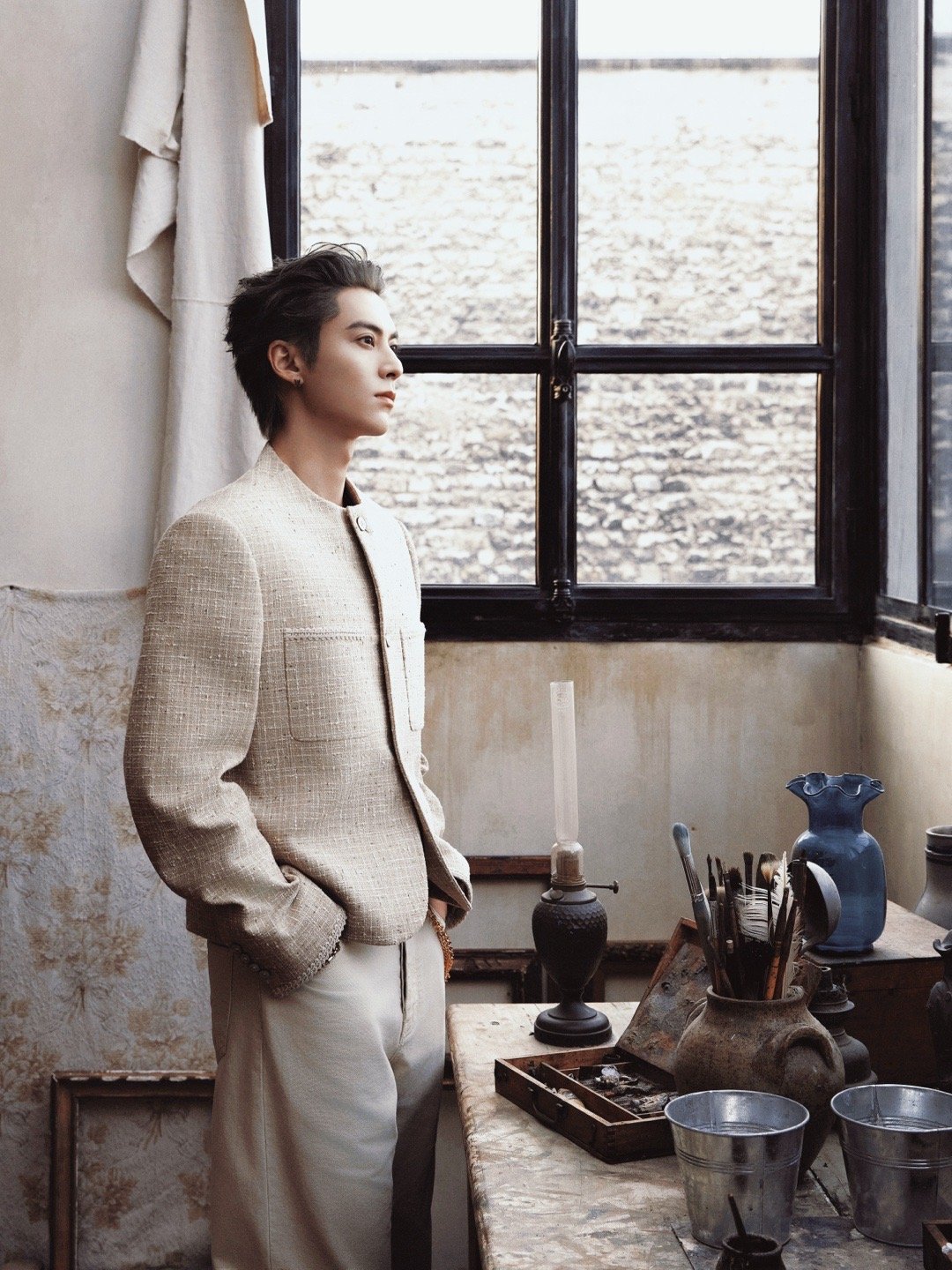 王鹤棣在巴黎帅得大事很妙银灰新发色太吸睛，利落造型配锋利下颌线，东方型男的帅度