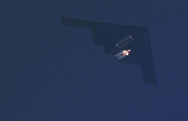 近日，美国媒体公布了F-35A战斗机进行B61-12型核炸弹空投测试的画面，这是