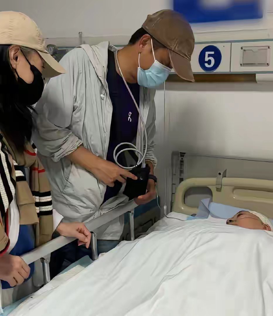吴琼的婆婆生病住院，吴琼和丈夫阮巡日夜守护在床边时的一幕。​​​