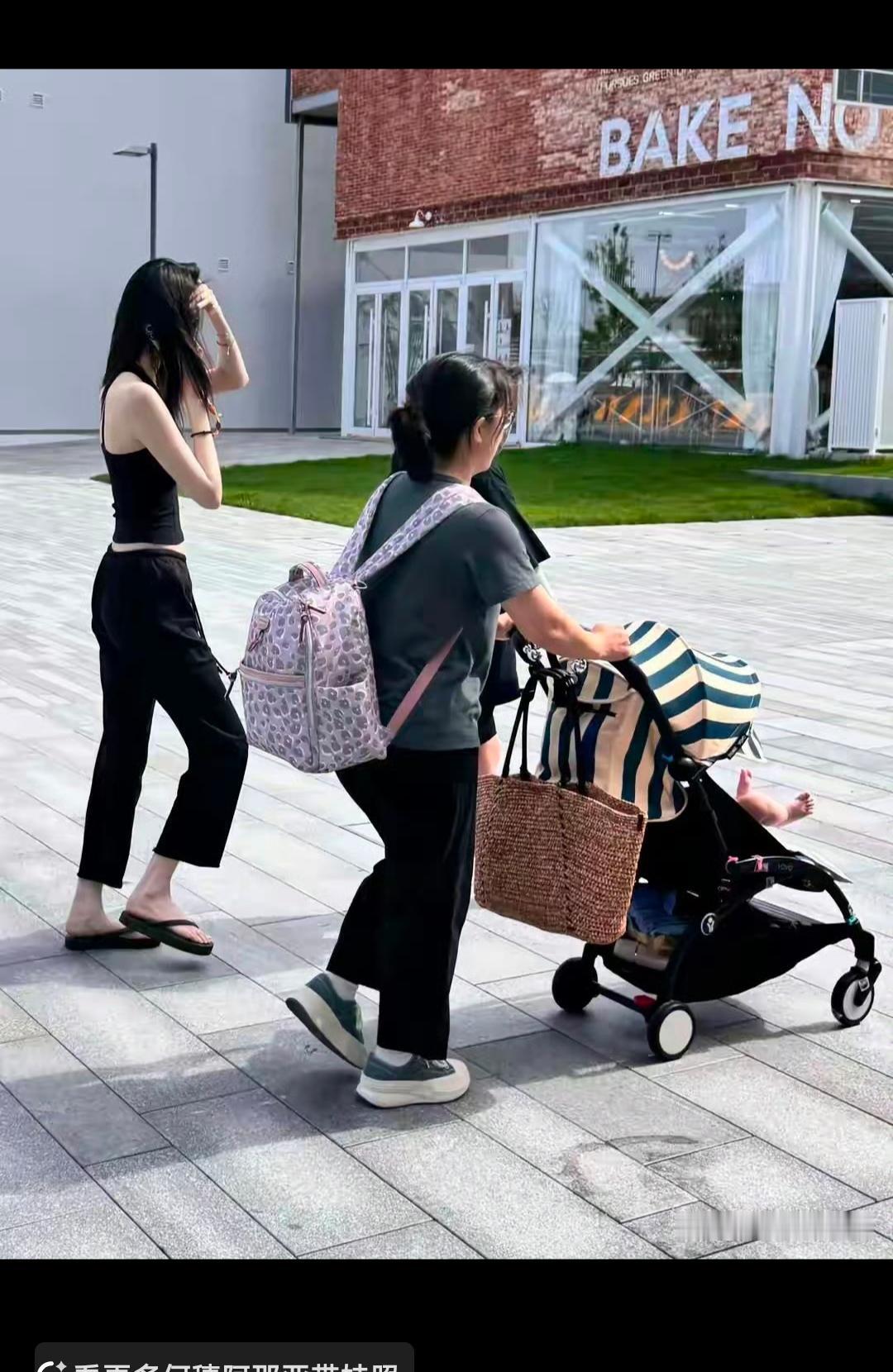 她的儿子出生就是人生赢家！妈妈超模长的又高又漂亮，爸爸是帅气的一线男星，不仅颜